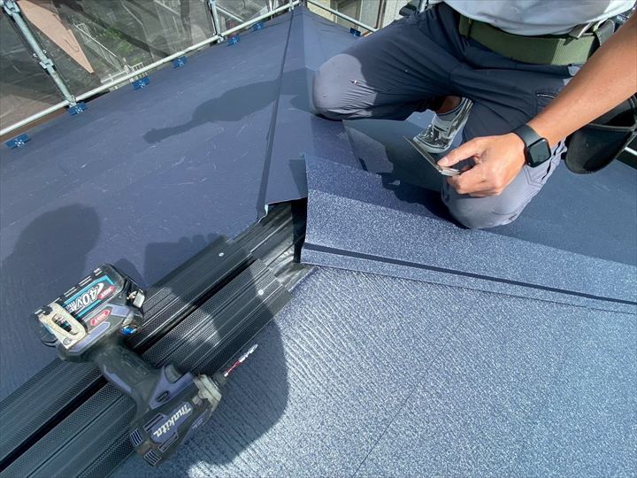 棟板金の取り付け
